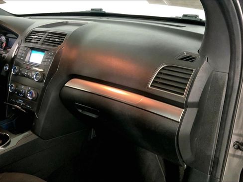 Used 2018 Ford Explorer XLT AWD/4WD image 16