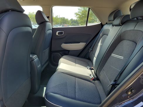 Used 2020 Hyundai Venue FWD image 17
