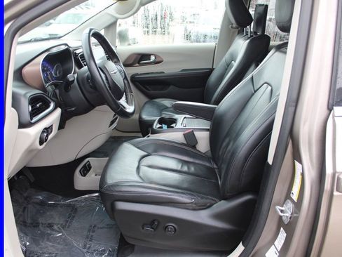 Used 2018 Chrysler Pacifica Touring-L Plus image 14