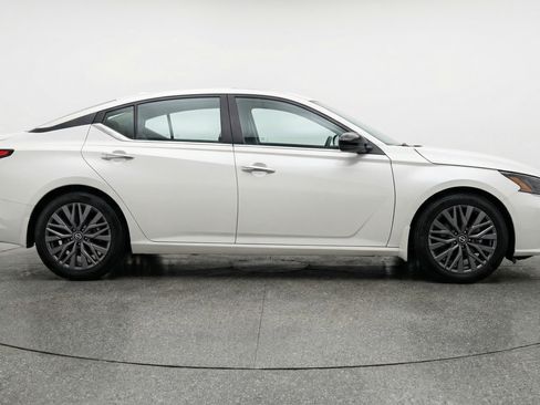 Used 2025 Nissan Altima 2.5 SV FWD image 11