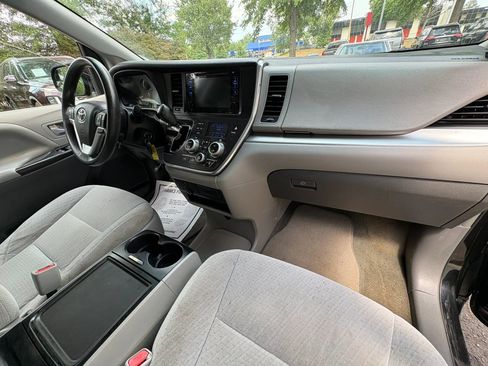 Used 2015 Toyota Sienna LE FWD image 15