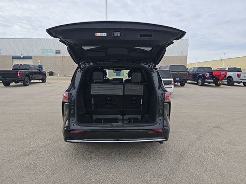 Used 2025 Toyota Sienna Platinum AWD/4WD image 6