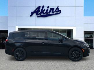 New 2026 Chrysler Pacifica Select video 1