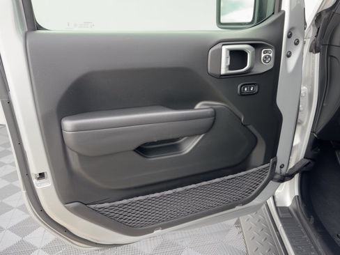 Used 2024 Jeep Wrangler Unlimited AWD/4WD image 14