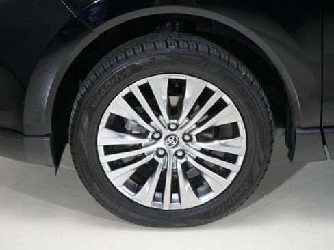 Used 2021 Toyota Venza XLE image 27