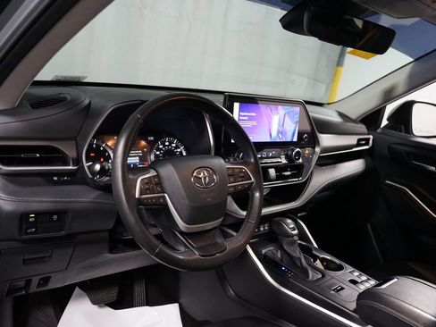 Certified 2024 Toyota Highlander XLE image 11