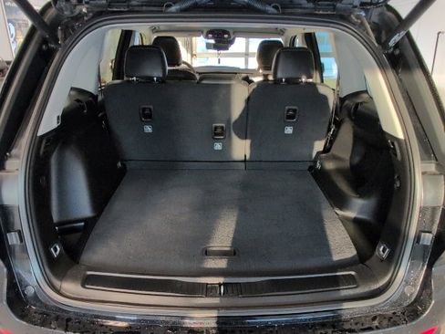 Used 2023 Jeep Grand Cherokee Limited w/ Luxury Tech Group II image 30