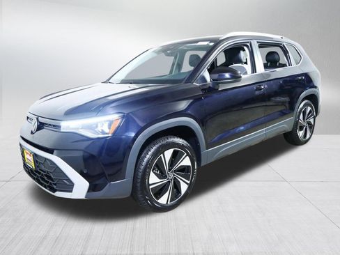 Used 2025 Volkswagen Taos SE w/ Panoramic Sunroof Package AWD/4WD image 3
