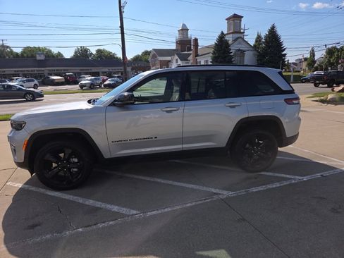 Certified 2024 Jeep Grand Cherokee Limited w/ Luxury Tech Group II AWD/4WD image 9