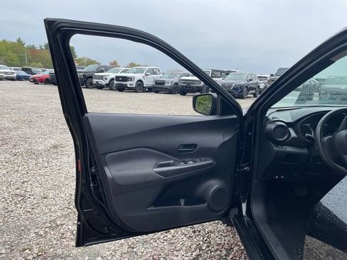Used 2018 Nissan Kicks S FWD image 21