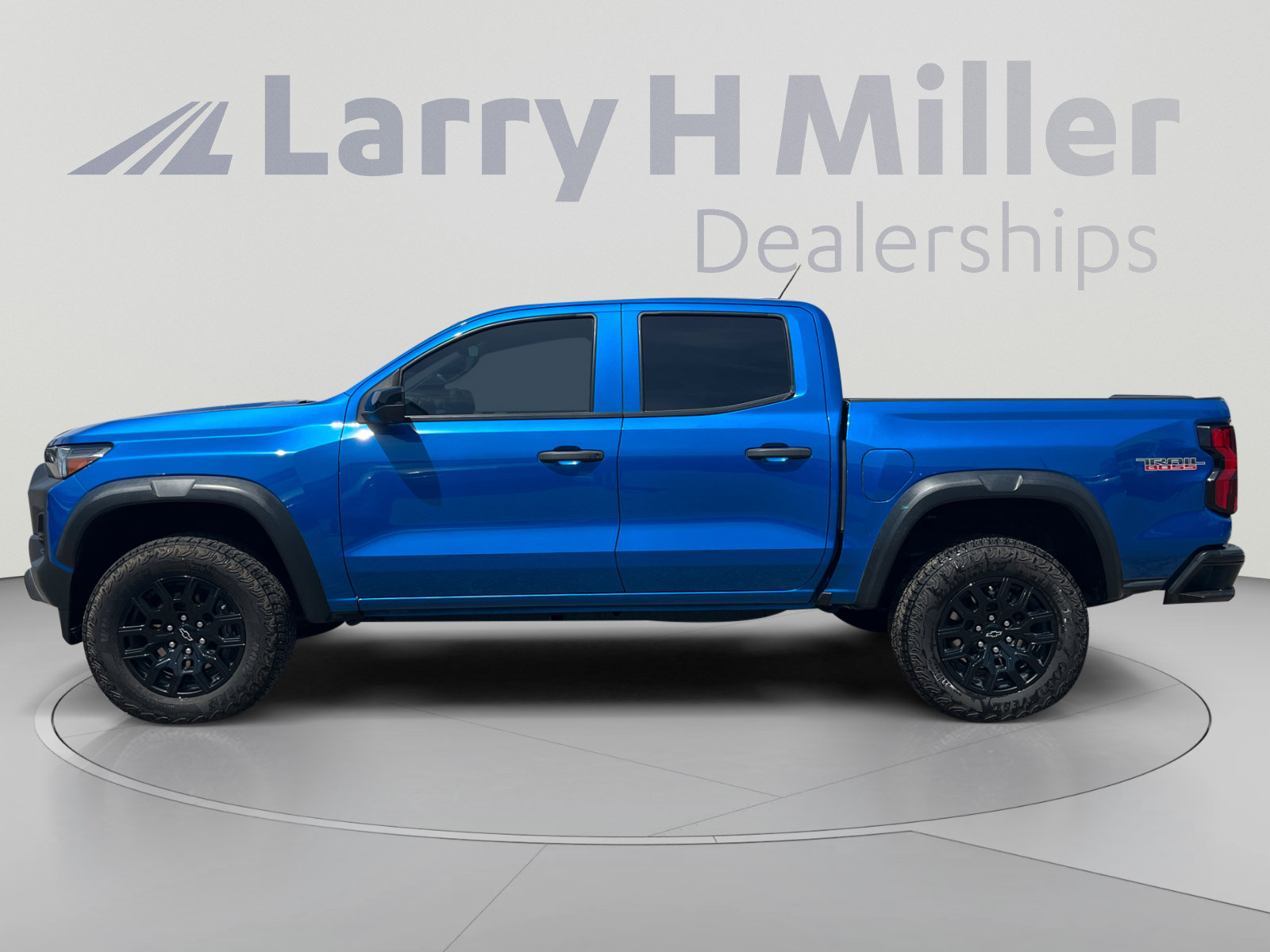 Used 2024 Chevrolet Colorado Trail Boss w/ Technology Package AWD/4WD image 2