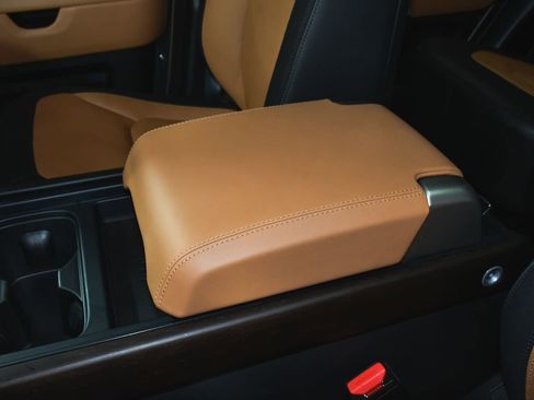 Used 2024 Land Rover Defender 130 X-Dynamic SE image 44