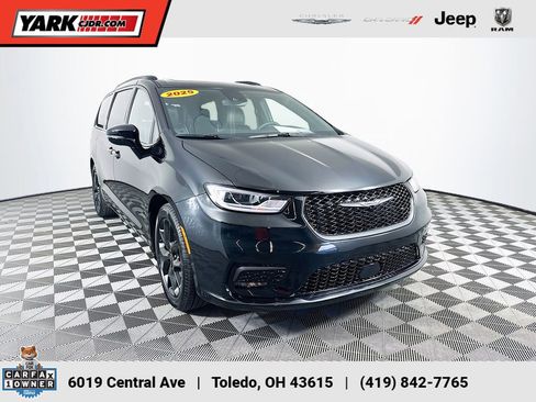 Used 2025 Chrysler Pacifica Limited image 1