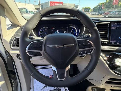 Used 2024 Chrysler Pacifica Limited FWD image 20