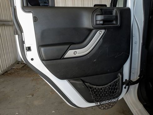 Used 2016 Jeep Wrangler Unlimited Sahara w/ Connectivity Group AWD/4WD image 44