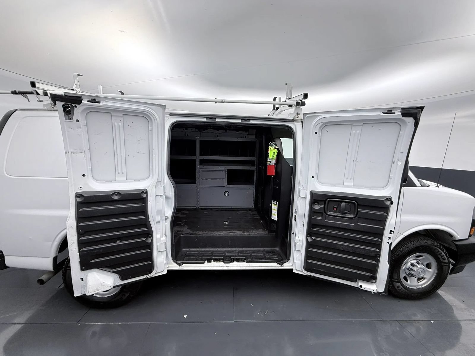 Used 2018 Chevrolet Express 3500 RWD image 15