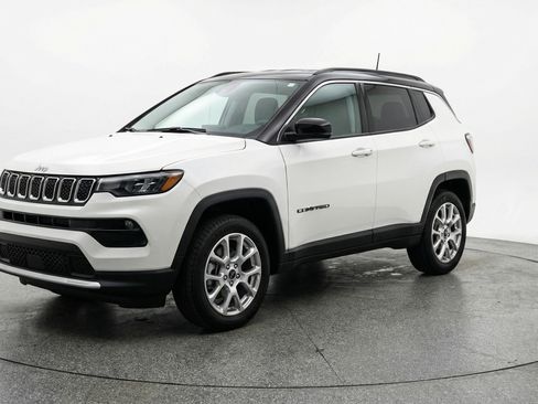 Used 2025 Jeep Compass Limited image 3