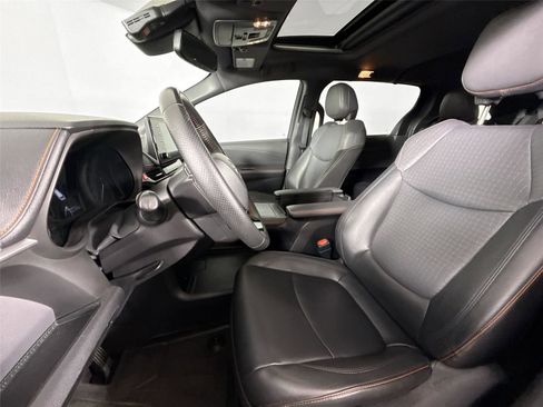 Certified 2022 Toyota Sienna XSE image 3
