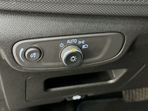 Used 2025 Chevrolet TrailBlazer LT AWD/4WD image 17