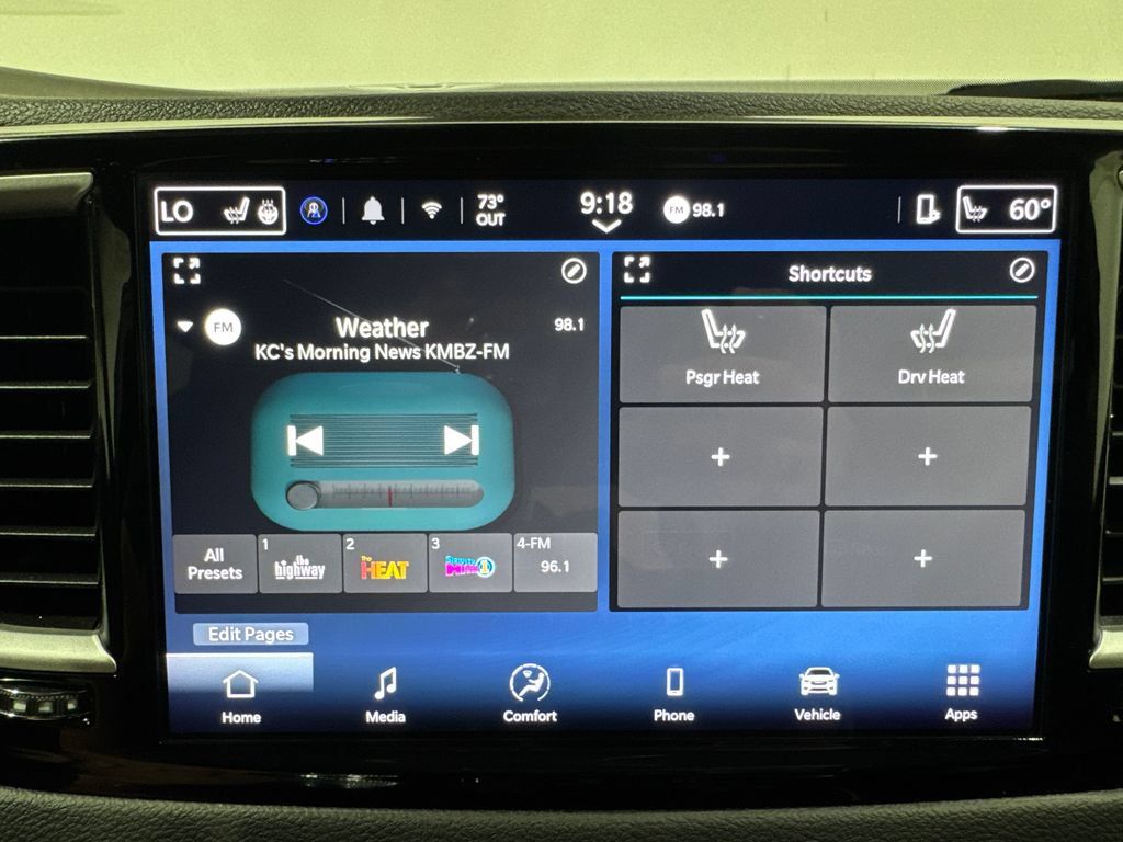 Used 2025 Chrysler Pacifica Select FWD image 3