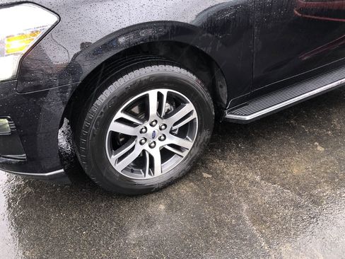 Used 2023 Ford Expedition XLT image 2