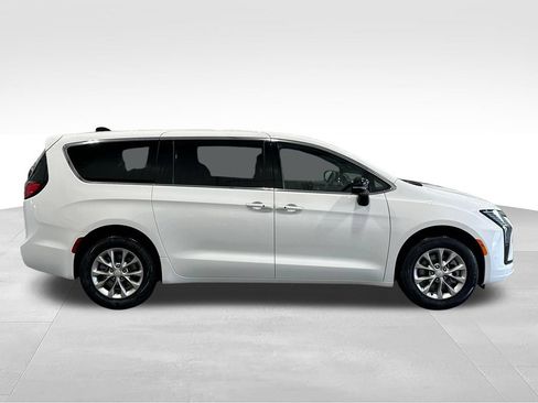New 2027 Chrysler Pacifica Select AWD/4WD image 8