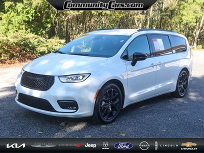 Used 2024 Chrysler Pacifica Touring-L w/ S Appearance Package