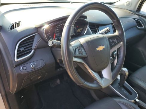 Used 2022 Chevrolet Trax LT w/ LT Convenience Package image 8