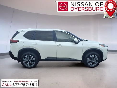 Used 2023 Nissan Rogue SV image 2