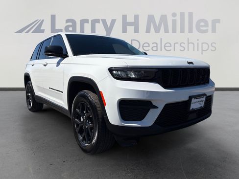Used 2025 Jeep Grand Cherokee Altitude AWD/4WD image 7