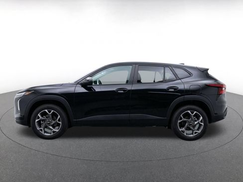 Used 2025 Chevrolet Trax LT FWD image 4
