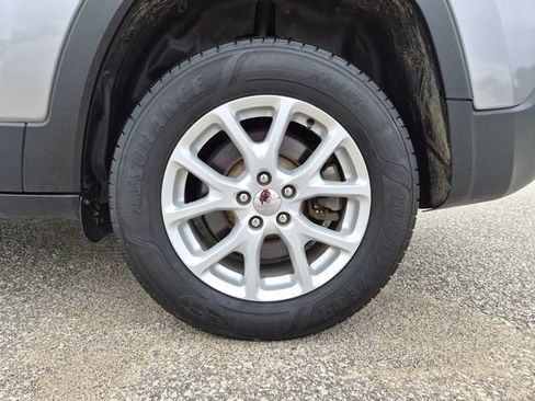 Used 2017 Jeep Cherokee Latitude w/ Cold Weather Group AWD/4WD image 9