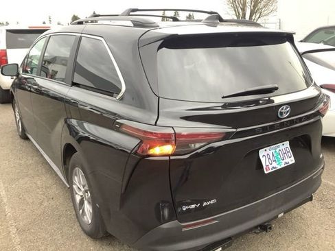 Used 2025 Toyota Sienna LE image 3