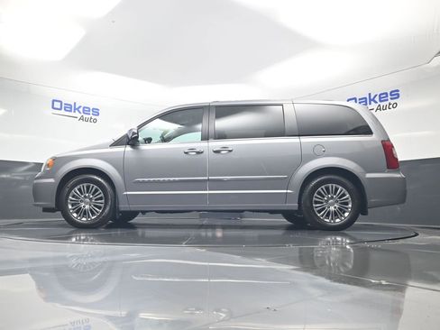 Used 2013 Chrysler Town & Country Touring-L w/ Driver Convenience Group FWD image 40
