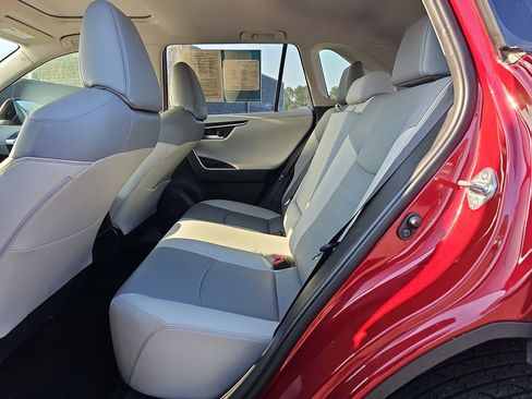 Used 2019 Toyota RAV4 Limited w/ Cold Weather Package FWD image 19