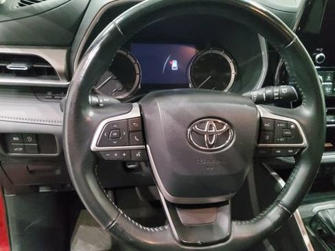 Used 2023 Toyota Highlander XLE FWD image 19