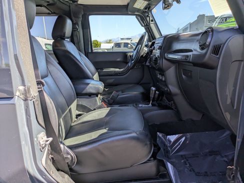 Used 2017 Jeep Wrangler Sahara AWD/4WD image 28