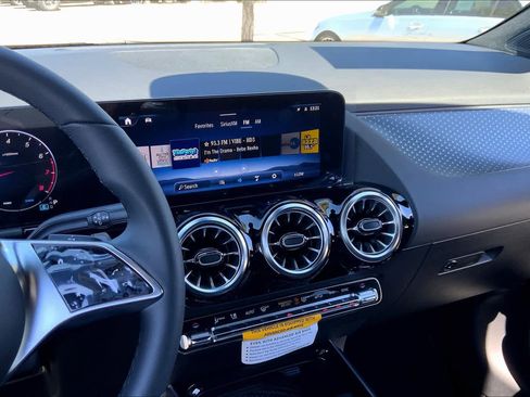 Used 2025 Mercedes-Benz GLA 250 image 8