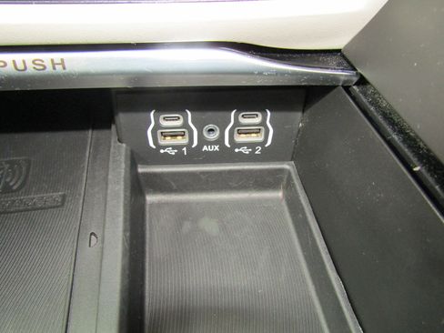 Used 2023 Chrysler Pacifica Limited image 37