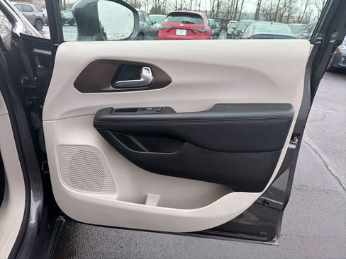 Used 2018 Chrysler Pacifica Touring-L w/ Advanced Safetytec Group image 28