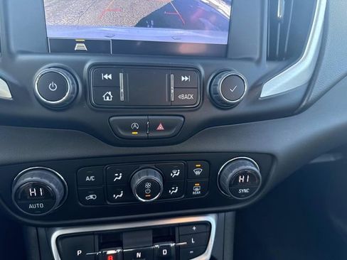 Used 2024 GMC Terrain SLT image 25