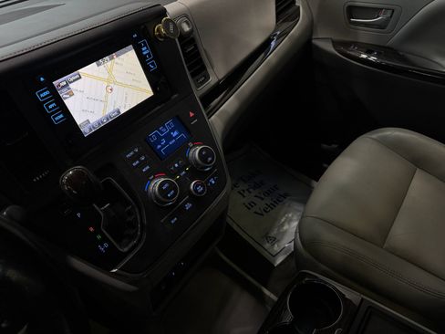 Used 2016 Toyota Sienna XLE Premium w/ Outdoor Package FWD image 18