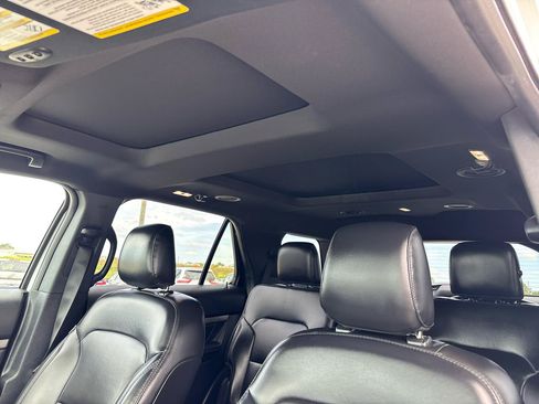 Used 2019 Ford Explorer XLT w/ Equipment Group 202A AWD/4WD image 18
