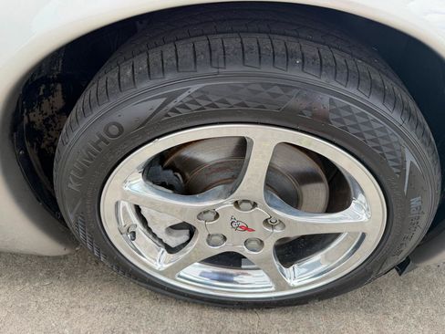 Used 2001 Chevrolet Corvette Convertible w/ Preferred Equipment Group2 RWD image 18