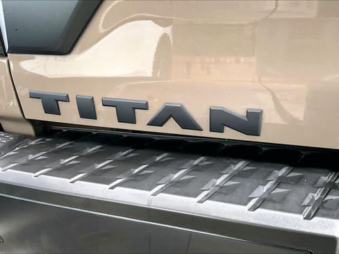 Used 2023 Nissan Titan PRO-4X w/ Pro-4x Convenience Package AWD/4WD image 10