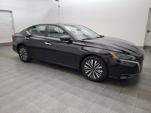 Used 2024 Nissan Altima 2.5 SV FWD image 11