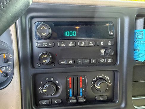 Used 2005 Chevrolet Avalanche LS w/ Chrome Exterior Package image 32