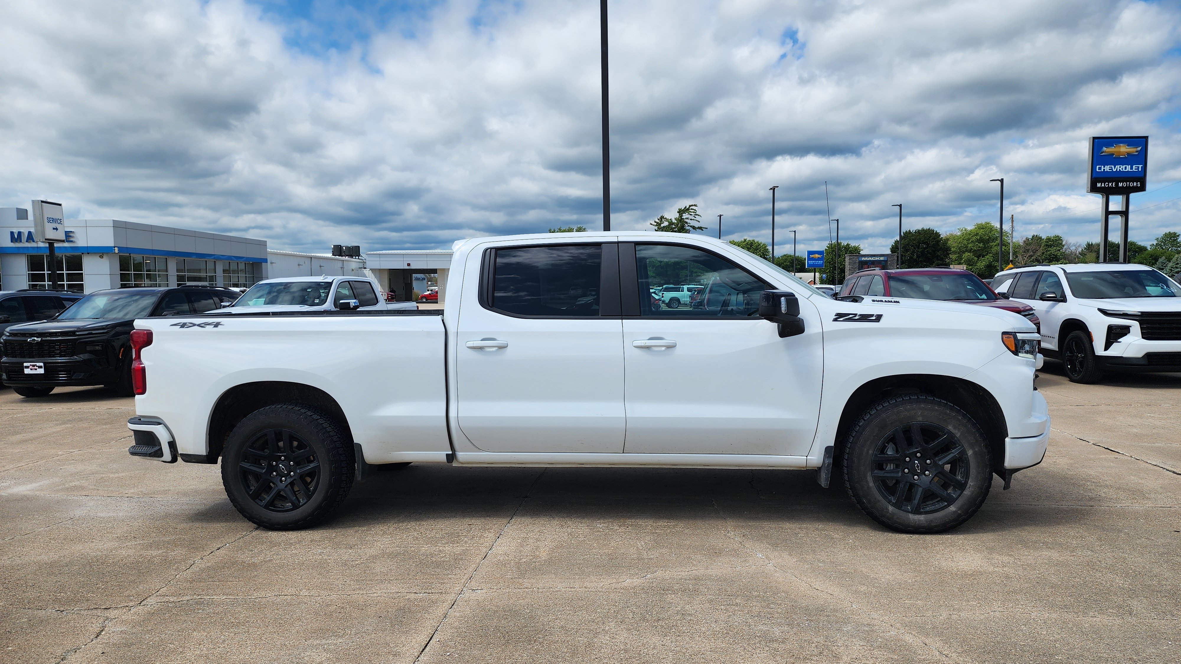 Used 2026 Chevrolet Silverado 1500 RST w/ Dark Appearance Package AWD/4WD image 3