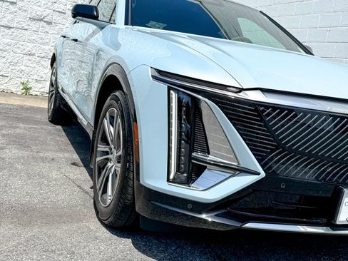 Certified 2024 Cadillac Lyriq Luxury AWD/4WD image 4