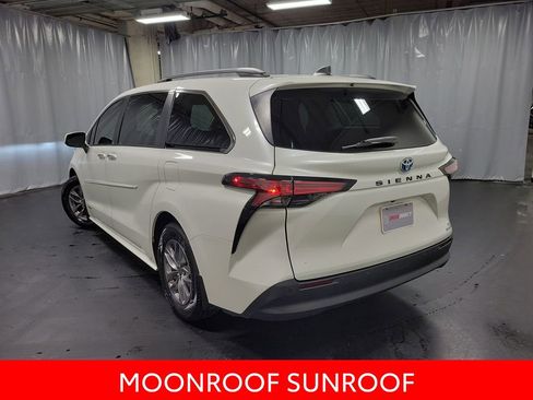 Used 2021 Toyota Sienna XLE image 6